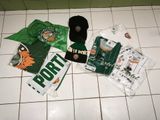 de nombreux objets qui traînent par terre dans la salle de bains