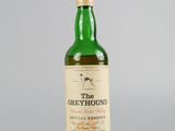 l'image d'une bouteille de whisky posée sur une table