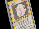 une carte Pokémon dans un étui en plastique sur fond noir