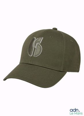 La casquette est verte et porte un logo blanc.