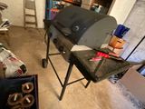 une photo d'un barbecue dans une pièce où il y a beaucoup d'objets par terre