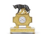 une horloge dorée surmontée d'un chien noir