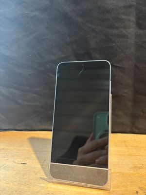 quelqu'un prend une photo de son téléphone portable dans le miroir