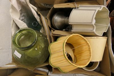 une boîte remplie d'objets posés sur le sol