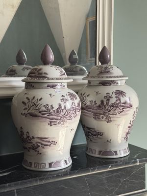 deux vases posés sur une table