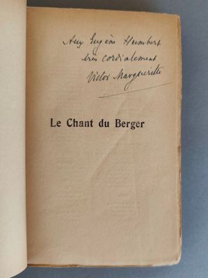 un livre ouvert avec une écriture dessus, posé sur une table