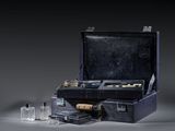 une valise noire contenant de nombreux objets