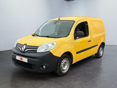 La camionnette jaune est garée dans une pièce blanche au sol noir