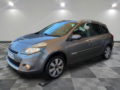 la voiture argentée est garée dans le garage sur le sol en damier