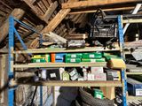 un tas d'objets divers posés sur une étagère dans un garage
