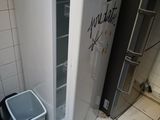 un réfrigérateur blanc recouvert de graffitis dans une cuisine