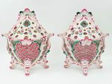 une paire de vases roses et verts ornés de motifs floraux