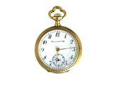 gros plan d'une montre de poche sur fond blanc