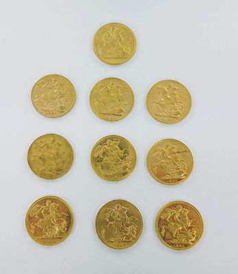 gros plan d'un paquet de pièces d'or sur une surface blanche