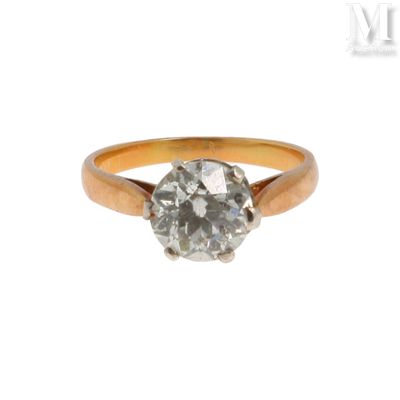 gros plan d'une bague en diamant sur fond blanc