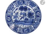 une image représentant une assiette bleue et blanche ornée d'oiseaux et de fleurs