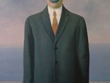 une image représentant un tableau où l'on voit un homme en costume-cravate avec une pomme verte dans la bouche