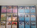 plusieurs types de cartes pokemon sur la table