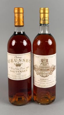 deux bouteilles de vin posées l'une à côté de l'autre sur une table