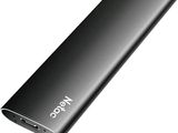 un gros plan d'une batterie externe noire sur fond blanc