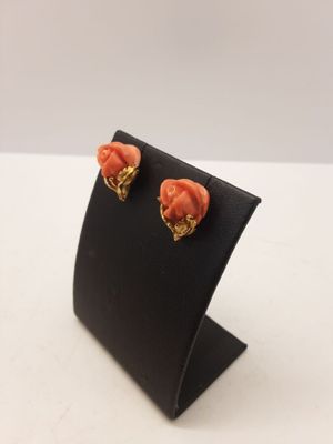 Paire de boucles d'oreilles en or et corail.