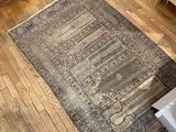 un tapis posé à même le sol dans une pièce avec du parquet