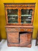 Buffet deux corps en bois de placage marqueté ouvrant à deux…