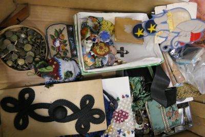 une boîte remplie d'objets assortis sur une table