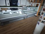 une vitrine en verre au milieu d'un magasin