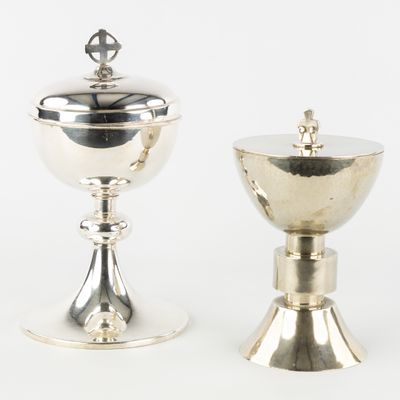 gobelet et tasse plaqués argent, sur socle, avec couvercle