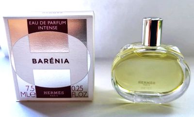 une image représentant un flacon de parfum posé à côté d'un coffret de parfum