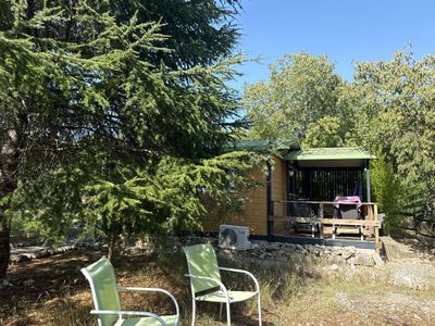 deux chaises de jardin et une table dans les bois