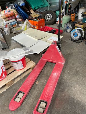 une photo d'une paire de skis posée sur une palette dans un garage