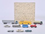 de nombreuses petites voitures et camions devant un livre