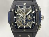 un gros plan d'une montre avec un bracelet bleu