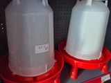 deux récipients en plastique empilés l'un sur l'autre sur une étagère