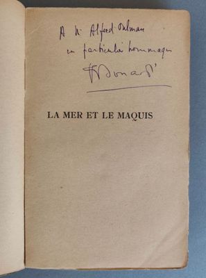 un livre ouvert, sur lequel figure un titre écrit à la main, posé sur une surface bleue