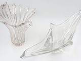 deux vases en verre transparent posés sur une surface blanche