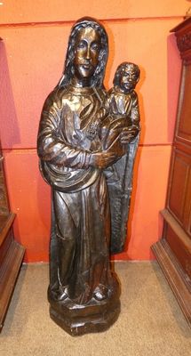 statue en bronze représentant une femme tenant un enfant dans ses bras