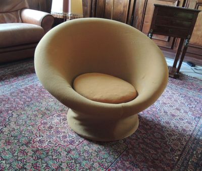une chaise posée sur un tapis dans un salon