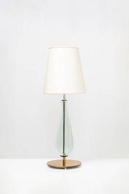 lampe de table avec un pied en verre et un abat-jour blanc