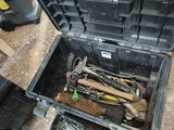 une boîte à outils avec des outils à l'intérieur sur le sol
