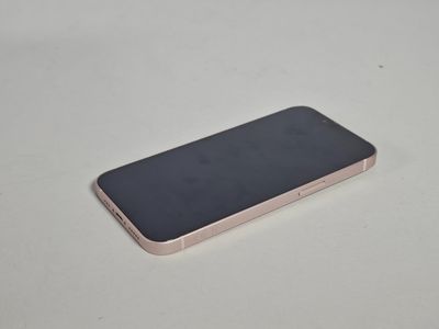 Un iPhone est posé sur une table avec un fond blanc.
