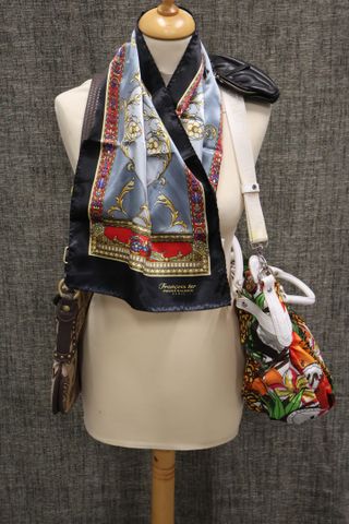 Lot comprenant 1 sac Lancaster tissu et cuir à motif ananas, 1 sa...