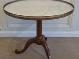 une table ancienne avec un plateau en marbre reposant sur un trépied en bois