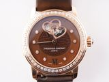 gros plan d'une montre sur une surface blanche