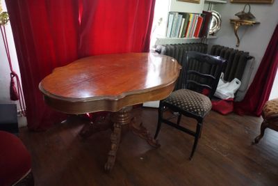 une image d'une salle à manger avec une table et des chaises
