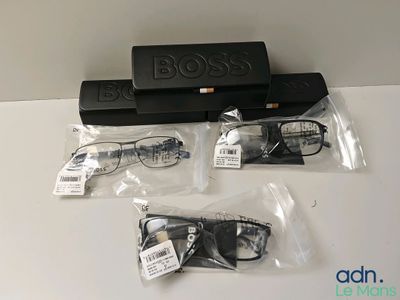 une boîte de lunettes et une paire de lunettes posées sur une table