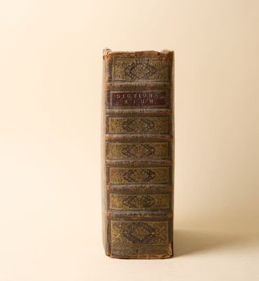 un vieux livre posé sur une surface blanche