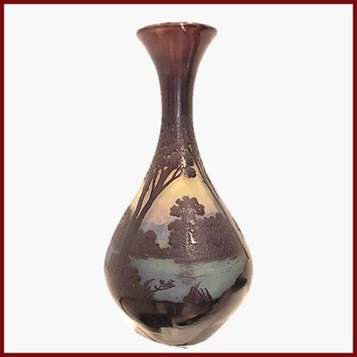un vase sur lequel est représenté un paysage